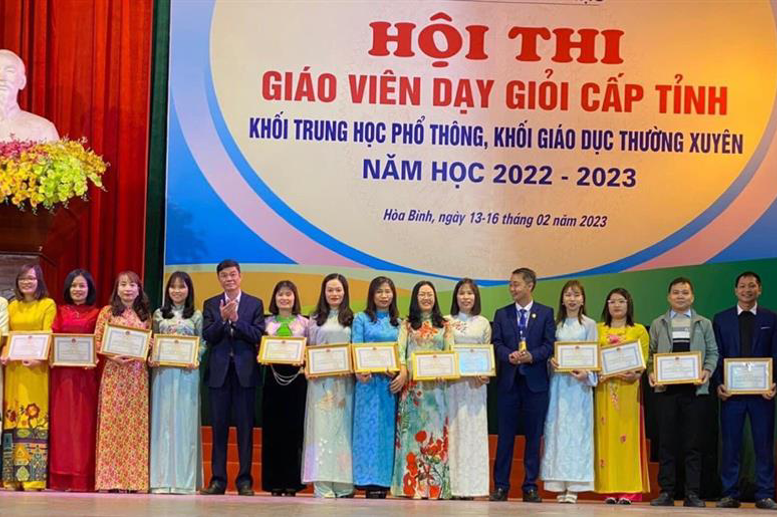 Cô giáo Hà Thị Vinh nhận giải Nhì từ Ban Tổ chức