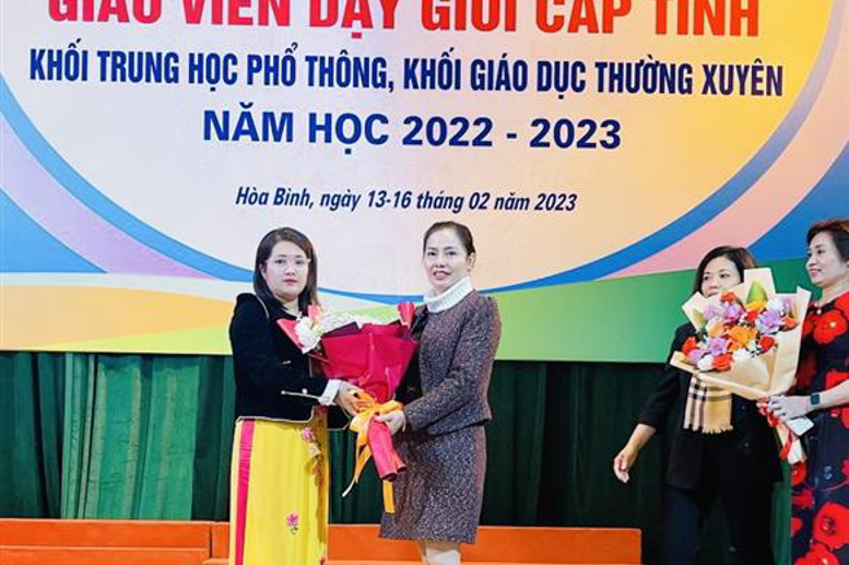 Ban giám hiệu nhà trường tặng hoa chúc mừng