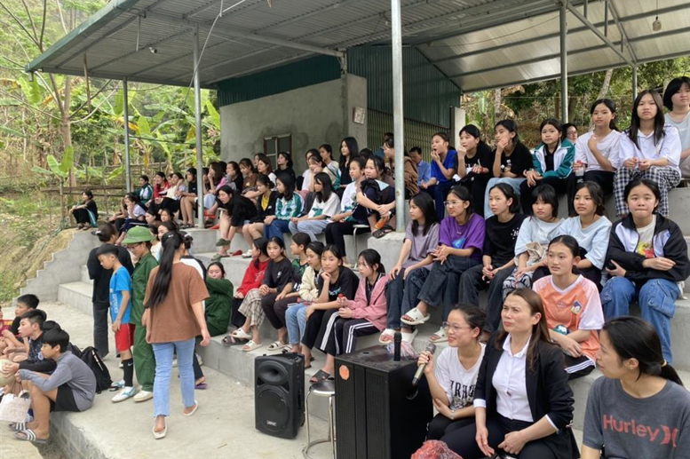 Hinh ảnh khán giả đến xem và cổ vũ