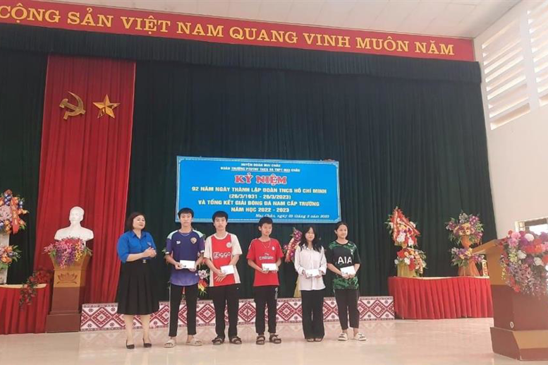 Hình ảnh lễ trao giải cho cá nhân tập thể xuất sắc tại giải