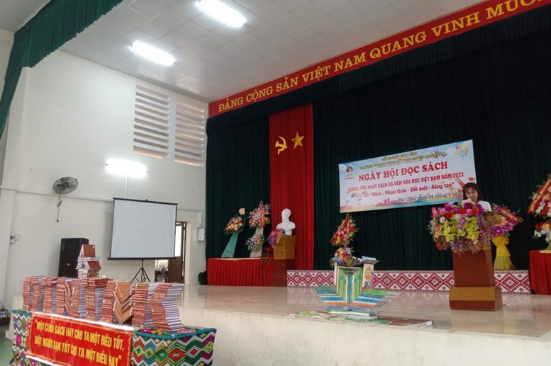Cô Phan Thị Hồng Vân- Tổng phụ trách Đội dẫn chương trình Ngày hội đọc sách