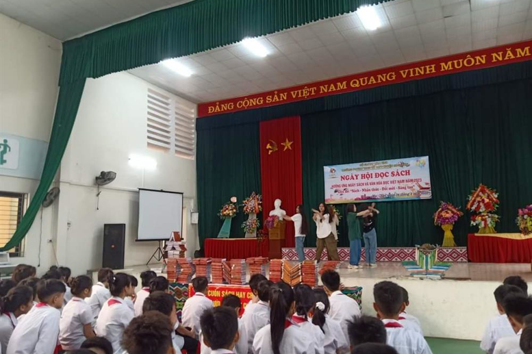 Tiết mục văn nghệ Nhảy hiện đại của các em học sinh lớp 10 và 11