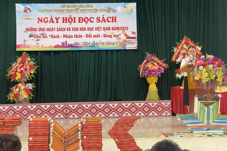 Cô Hà Thị Dung- Chi ủy viên, Phó Hiệu trưởng nhà trường phát biểu tại Ngày hội đọc sách.