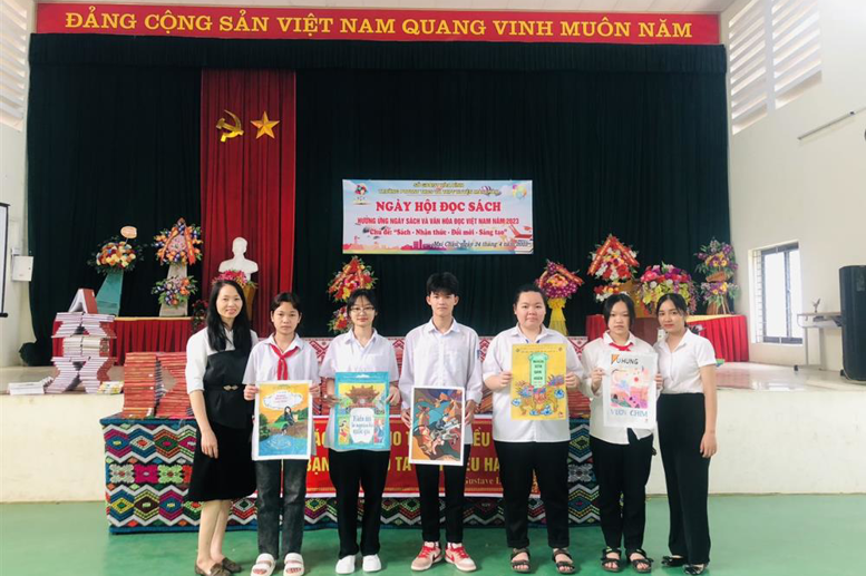 Cô Nguyễn Thị Hoài (NVTV) và cô Bùi Thị Hòa (NVTB) cùng các em học sinh đạt giải nhất phần thi Vẽ tranh theo sách