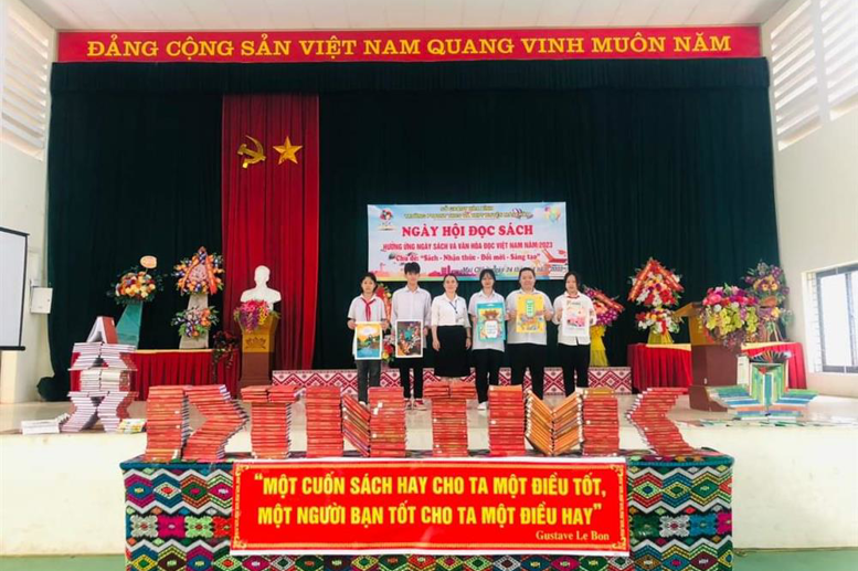Cô giáo Hà Thị Dung- Chi ủy viên, Phó Hiệu trưởng nhà trường trao phần thưởng cho các em học sinh đạt Giải nhất phần thi vẽ tranh theo sách