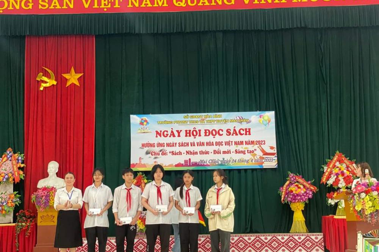 Cô giáo Hà Thị Dung- Chi ủy viên, Phó Hiệu trưởng nhà trường trao phần thưởng cho các em học sinh đạt Giải nhì phần thi vẽ tranh theo sách