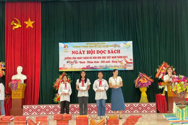Cô giáo Hà Thị Dung- Tổ trưởng tổ KHTN trao phần thưởng cho các em học sinh đạt Giải ba phần thi Vẽ tranh theo sách.