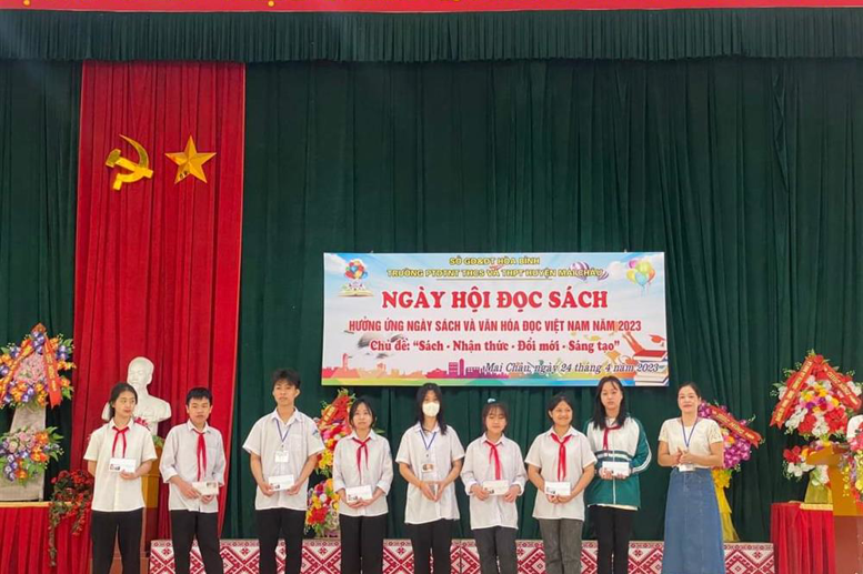 Cô giáo Hà Thị Dung- Tổ trưởng tổ KHTN trao phần thưởng cho các em học sinh đạt Giải khuyến khích phần thi Vẽ tranh theo sách.