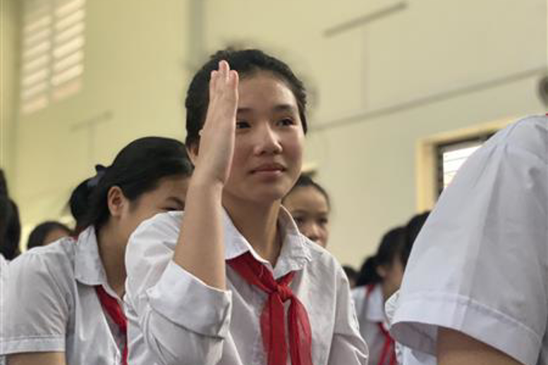Các em học sinh sôi nổi giơ tay trả lời câu hỏi đố vui về sách