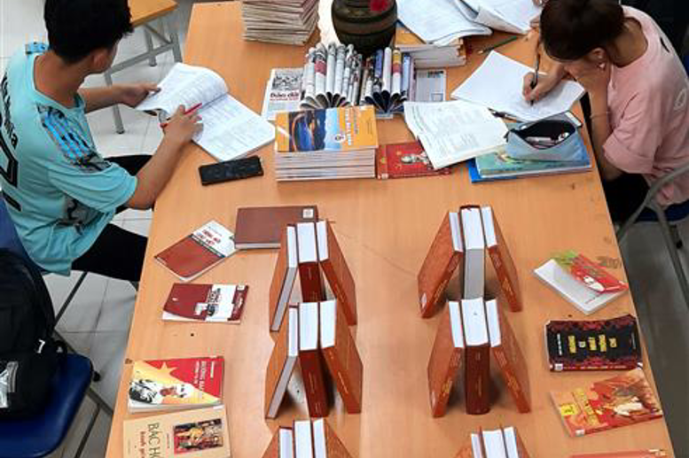 Các em học sinh đọc sách tại phòng thư viện