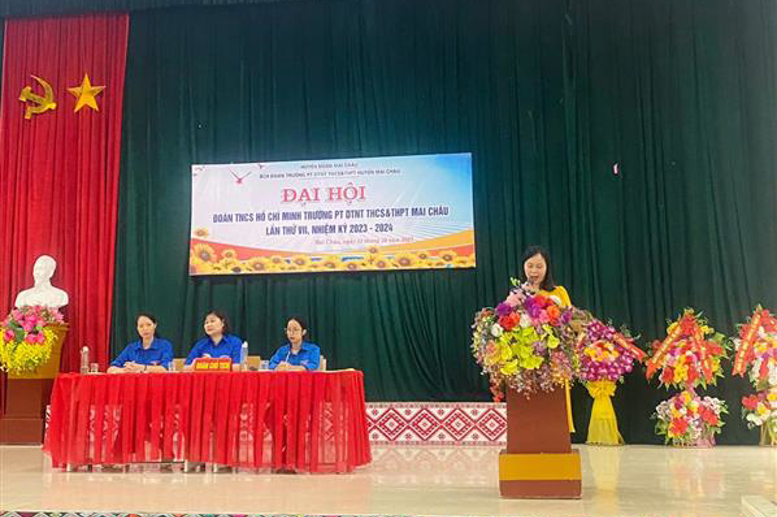 Đồng Chí : Đinh Thị Hảo Bí thư chi bộ Hiệu trưởng nhà trường dự chỉ đạo Đại hội
