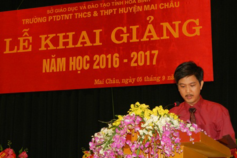 Thầy giáo Tạ Quang Sỹ - PHT đọc Thư của Chủ tịch Trần Đại Quang gửi cán bộ, công chức, viên chức, học sinh, sinh viên nhân ngày khai trường