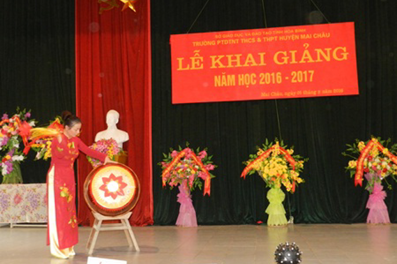 Cô giáo Phạm Thị Huệ - Hiệu trưởng, tuyên bố khai giảng năm học 2016-2017 và đánh trống khai trường