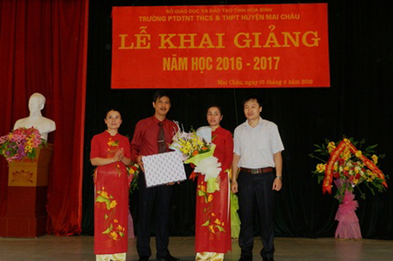 Đồng chí Đinh Hùng Cường-HUV, Chánh văn phòng Huyện ủy tặng Hoa chúc mừng 