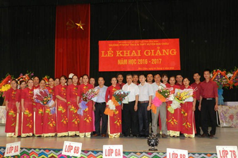 Đại biểu chụp ảnh lưu niệm cùng tập thể cán bộ, viên chức nhà trường