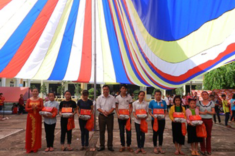 Cô Hiệu trưởng Phạm Thị Huệ cùng Ban đại diện Cha Mẹ học sinh tặng quà Tết Trung Thu cho học sinh