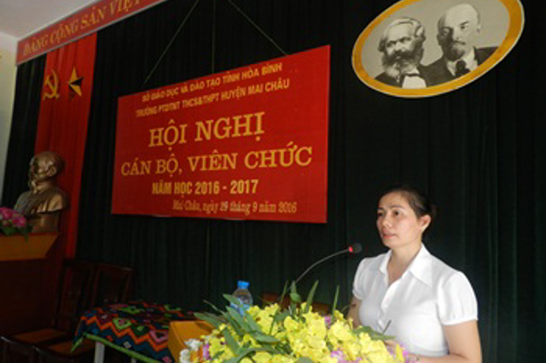 Đ/c Phạm Thị Huệ - Bí thư Chi bộ, Hiệu trưởng nhà trường phát biểu khai mạc hội nghị