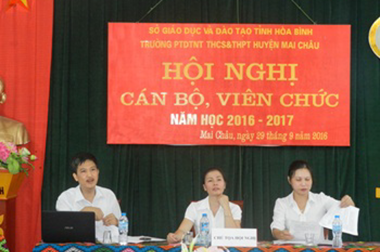 Chủ trì hội nghị ( từ trái sang: đ/c Tạ Quang Sỹ, Phạm Thị Huệ, Nguyễn Thị Hà)