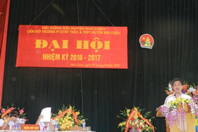 Thầy giáo Tạ Quang Sỹ-Phó Bí thư, Phó Hiệu trưởng phát biểu chỉ đạo Đại hội