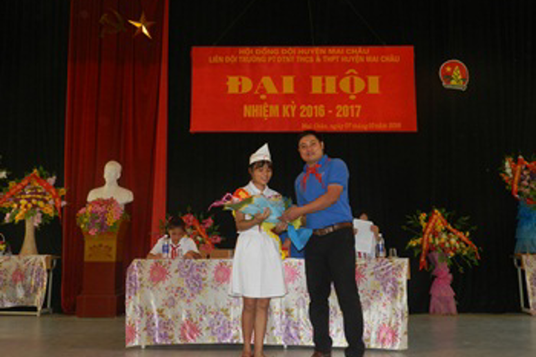 Anh Hà Văn Linh - Phó Bí thư Huyện đoàn tặng Hoa chúc mừng Đại hội