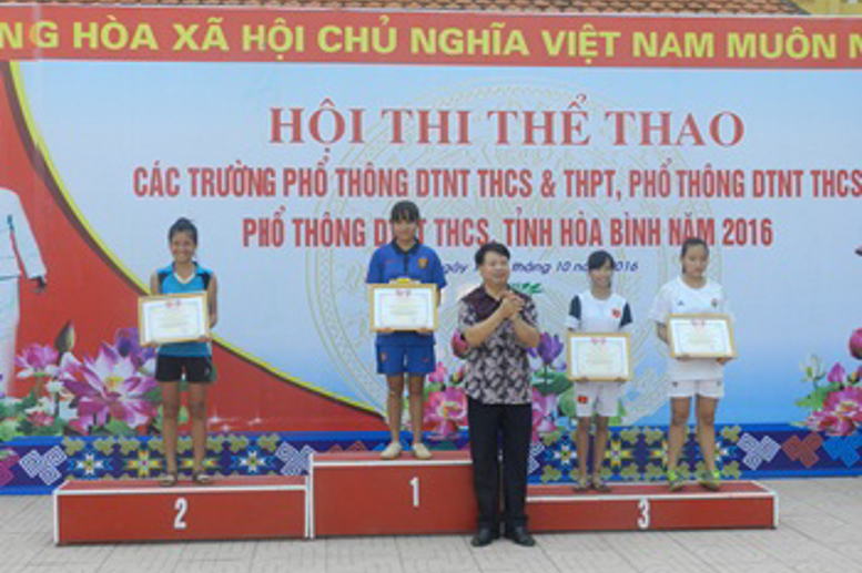 Em Nguyễn Thu Huyền  thay mặt đội bóng chuyền nữ lên nhận Giải Nhất - Bóng chuyền Nữ của Trường PTDTNT THCS&THPT Mai Châu