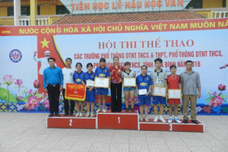 Cô giáo Phạm Thị Huệ - Hiệu trưởng nhà trường đến động viên và chúc mừng đoàn vận động viên, huấn luyện viên tại Hội thi