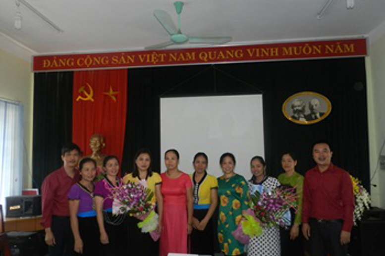 Đại diện Chi ủy, BGH tặng hoa chúc mừng Nữ cán bộ, giáo viên tổ KHTN
