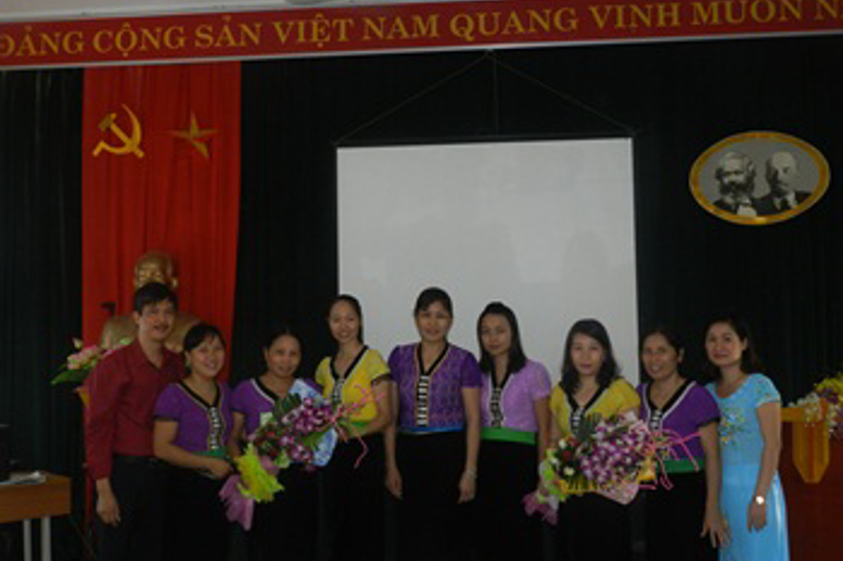 Đại diện Chi ủy-BGH tặng hoa chúc mừng nữ cán bộ, viên chức tổ KHXH