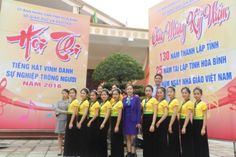 Cô Hiệu trưởng Phạm Thị Huệ cùng các thầy cô giáo Trường PTDTNT THCS&THPT Mai Châu đến động viên thầy trò trước thềm Hội thi