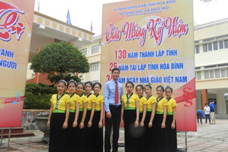 Thầy Vũ Văn Tuấn cùng tốp múa Trường PTDTNT THCS&THPT Mai Châu tự tin trước thềm Hội thi