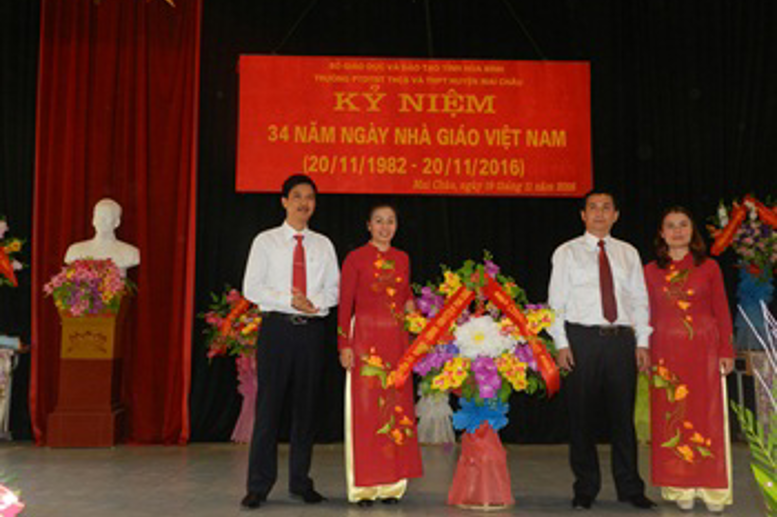Đ/c Phạm Văn Hoàn - UVTV, Phó Chủ tịch UBND huyện tặng Hoa chúc mừng các thầy cô giáo nhân lễ kỷ niệm