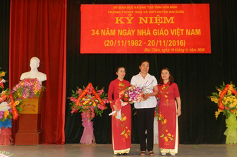 Đ/c Hiệu trưởng thay mặt tập thể nhà trường tặng hoa chúc mừng đ/c Hà Thị Ầm, nguyên Hiệu trưởng nhà trường đã nghỉ hưu theo chế độ