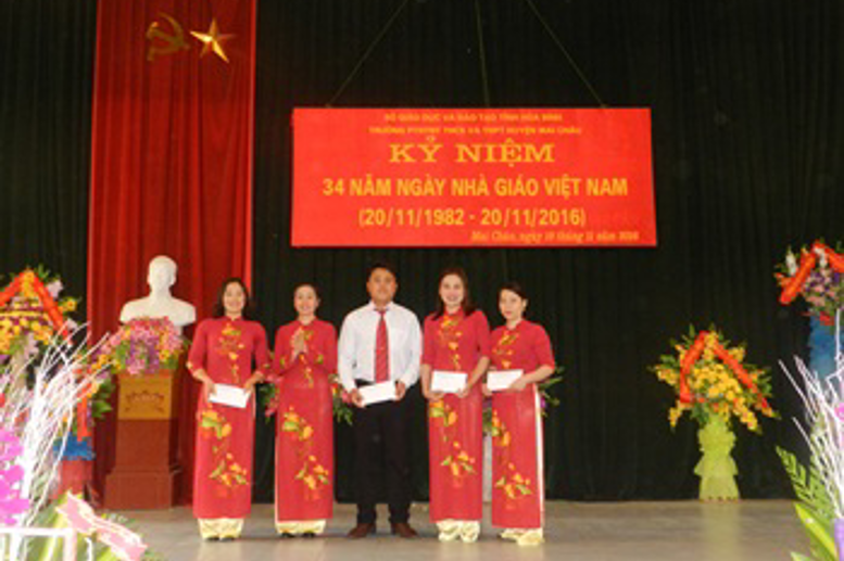 Đ/c Phạm Thị Huệ - Bí thư chi bộ, Hiệu trưởng trao thưởng cho giáo viên đạt danh hiệu Giáo viên dạy giỏi cấp cơ sở năm học 2016-2017