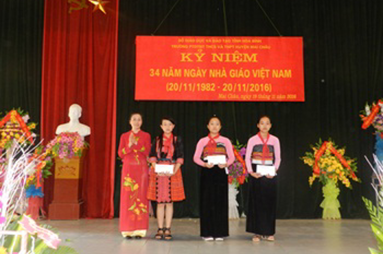 Đ/c Phạm Thị Huệ - Hiệu trưởng nhà trường trao thưởng cho các tập thể lớp có thành tích xuất sắc trong đợt thi đua thứ nhất
