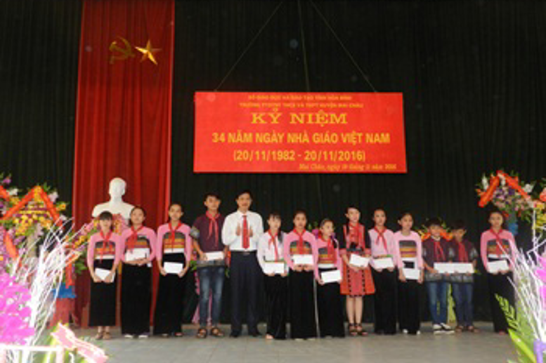 Đ/c Tạ Quang Sỹ-Phó Bí thư chi bộ, Phó Hiệu trưởng trao thưởng cho học sinh có thành tích xuất sắc trong đợt thi đua thứ nhất