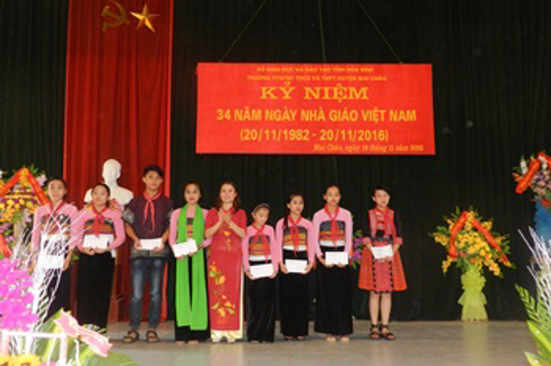 Đ/c Hà Thị Dung - CUV, Phó Hiệu trưởng trao thưởng cho đại diện các phòng ở thực hiện tốt nền nếp sinh hoạt nội trú