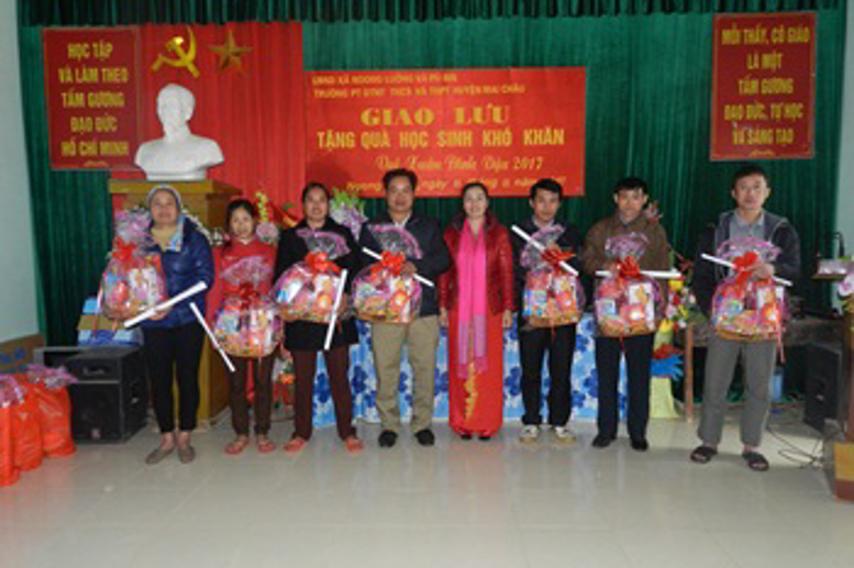 Cô giáo Phạm Thị Huệ - BT Chi bộ, HT tặng quà Tết cho gia đình học sinh có HKTT tại Noong Luông, Pù Bin đang học cấp THCS tại trường