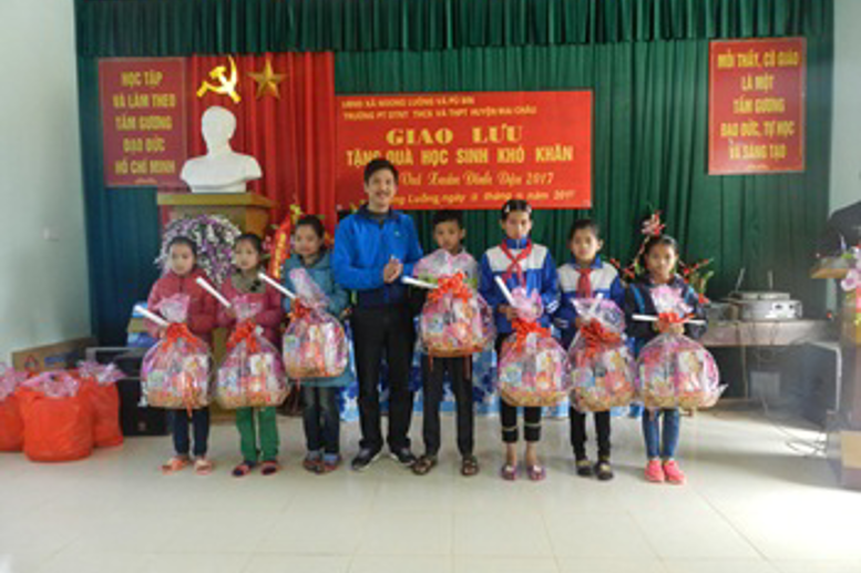 Thầy giáo Tạ Quang Sỹ-PBT Chi bộ, PHT tặng quà tết cho HS Tiểu học có HKTT tại Noong Luông, Pù Bin có thành tích tốt trong học kì I năm học 2016-2017