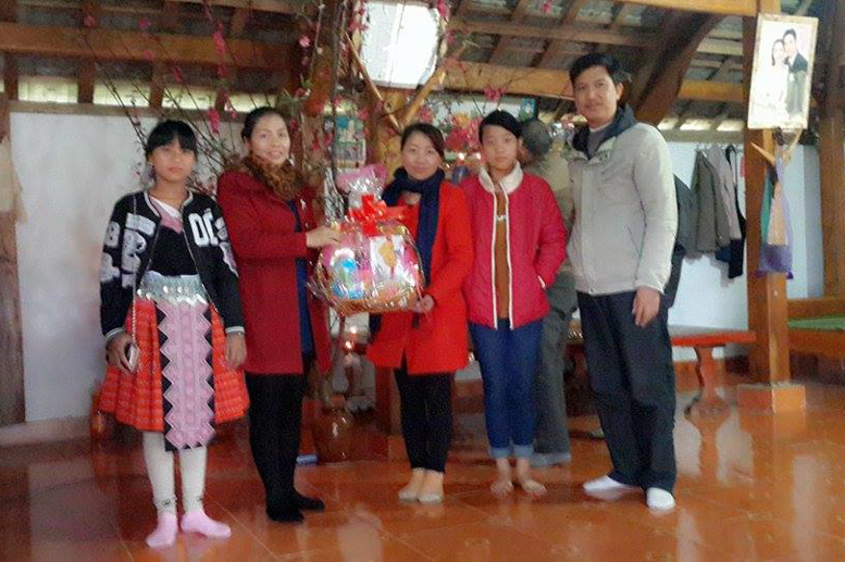 BGH, CĐ, CTĐ nhà trường tặng quà Tết cho HS dân tộc H'Mông nhân dịp Tết H'Mông