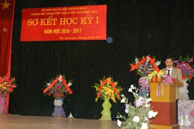 Tầy giáo Tạ Quang Sỹ - PHT thay mặt BGH báo cáo Sơ kết học kì I năm học 2016-2017