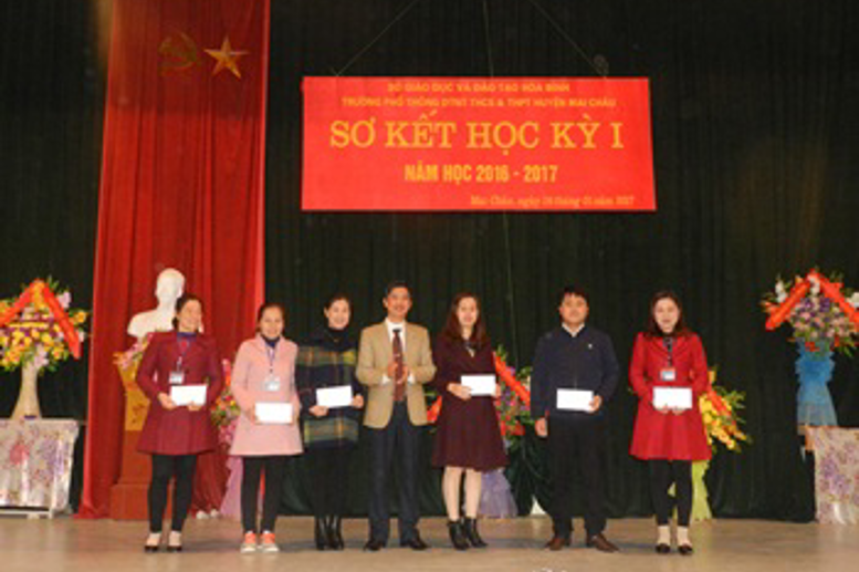 Thầy giáo Tạ Quang Sỹ - PHT tặng thưởng cho cán bộ, viên chức hoàn thành xuất sắc nhiệm vụ học kì I năm học 2016-2017