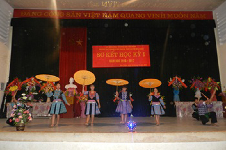 Tiết mục văn nghệ  của học sinh dân tộc H'Mông  biểu diễn tại buổi sơ kết