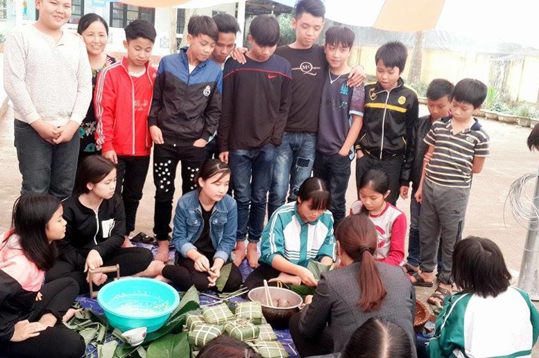 Các cô giáo đang hướng dẫn học sinh gói bánh chưng