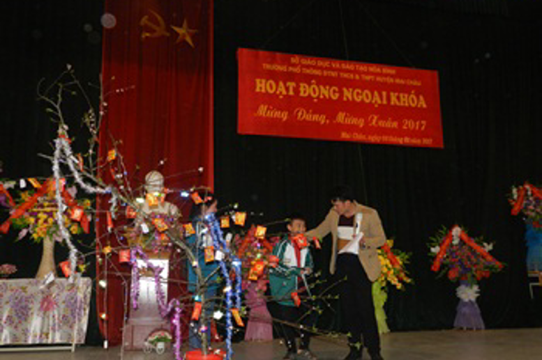 Hoạt động hái hoa dân chủ với chủ đề "Mừng Đảng, mừng Xuân, mừng Đất nước đổi mới"