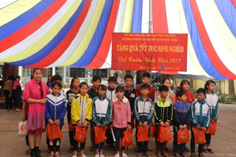 Cô giáo Phạm Thị Huệ - HT nhà trường tặng quà tết cho học sinh người dân tộc H'Mông nhân dịp Tết Nguyên đán Đinh Dậu 2017