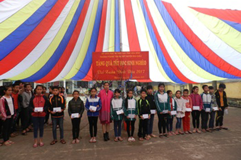 BTC trao quà cho học sinh khó khăn