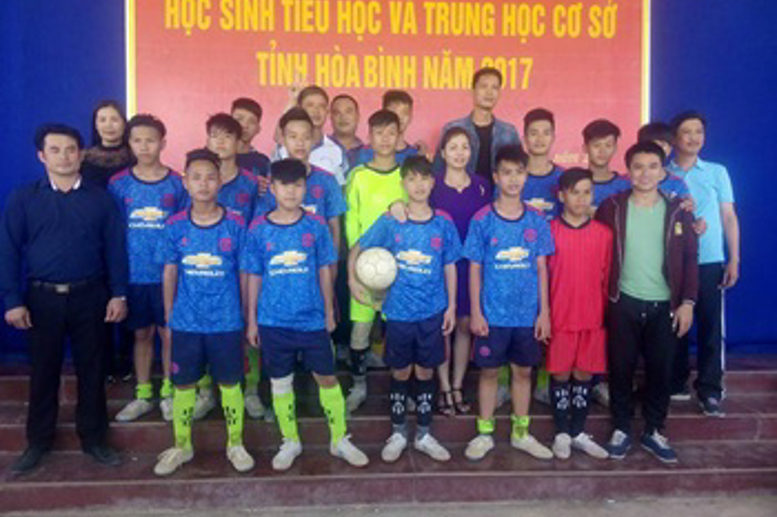 Các thầy cô giáo trong chụp ảnh lưu niệm với đội bóng đá giành Giải Nhất của nhà trường