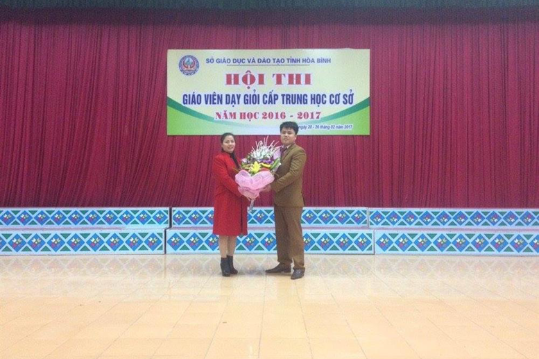 Cô giáo Phạm Thị Huệ - HT nhà trường lên tặng hoa chúc mừng thầy giáo Ngần Văn Toàn tại lễ tổng kết hội thi