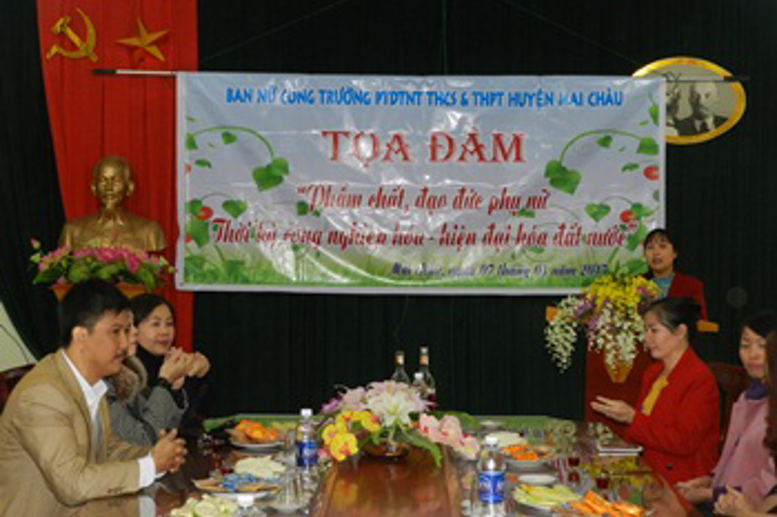 Đ/c Lê Thị Tuyết - Trưởng Ban Nữ công ôn lại truyền thống, phẩm chất phụ nữ Việt Nam và nêu những cơ hội, thách thức đối với nữ CB,VC trong công cuộc đổi mới hiện nay
