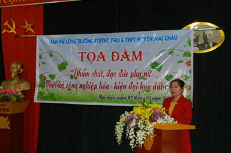Đ/c Phạm Thị Huệ - Bí thư Chi bộ, HT phát biểu chỉ đạo